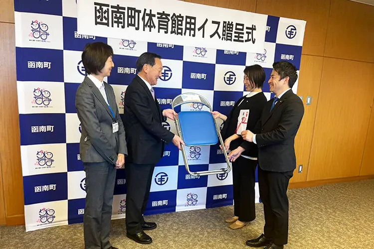 函南町体育館へ椅子の贈呈